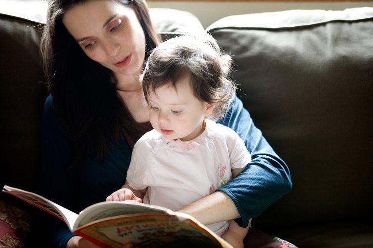 Las experiencias positivas de lectura fomentan las habilidades de alfabetización de un niño pequeño.