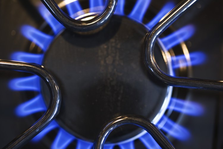 El gas natural se transporta a través de tuberías subterráneas, por lo tanto, no se producen cortes de suministro a causa del clima.