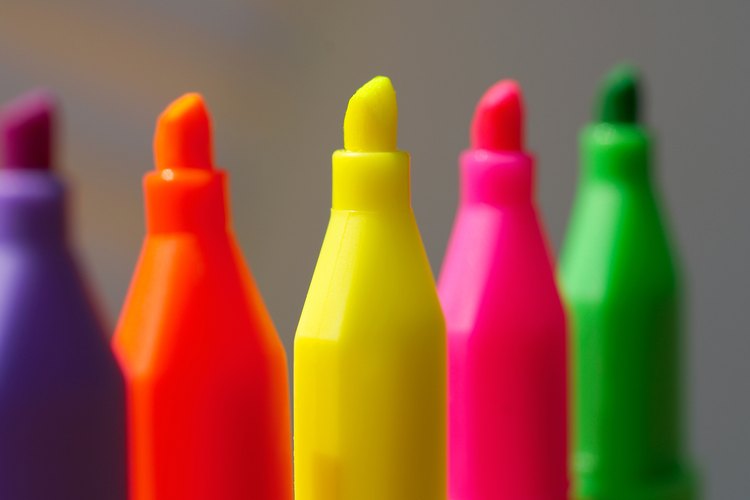 Divide los rotuladores de colores para una actividad fuera de lo común.