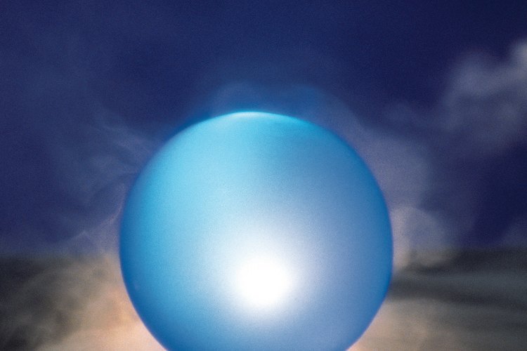 Deja que tu visión se vuelva difusa a medida que miras fijamente la bola de cristal.