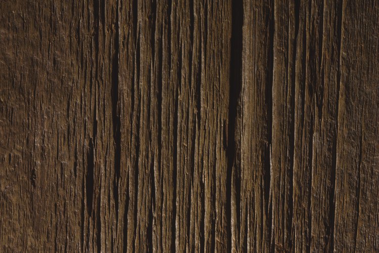 Lija la superficie de madera.