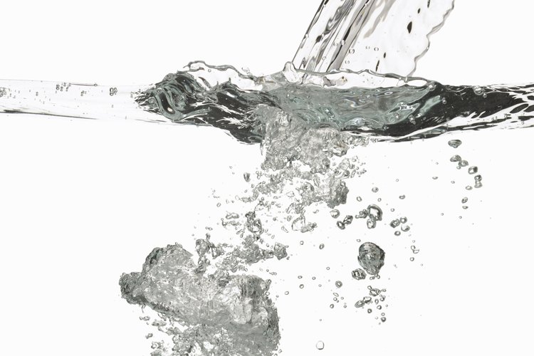 El filtro de agua mantiene el agua limpia en el dispensador.