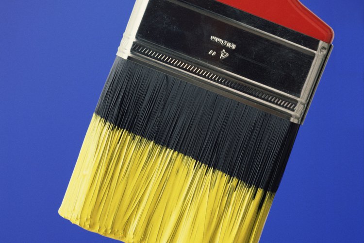 Quita la pintura acrílica de la alfombra con elementos que ya tienes en tu hogar.
