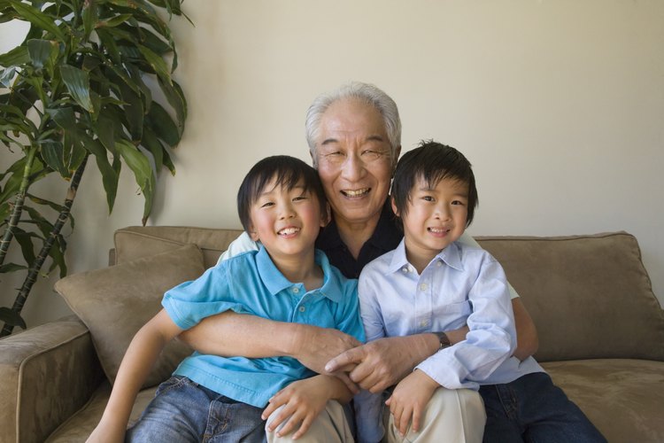 Los niños a esta edad se entretienen fácilmente con las cosas pequeñas, que pueden compartir con sus abuelos.