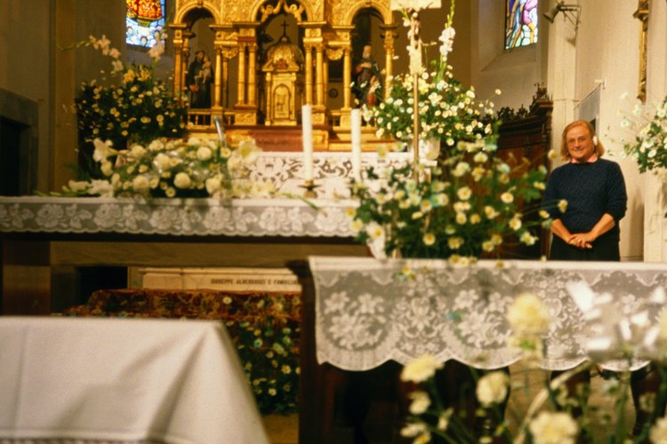 Las flores del altar ayudan a llamar la atención en la parte delantera de la iglesia.