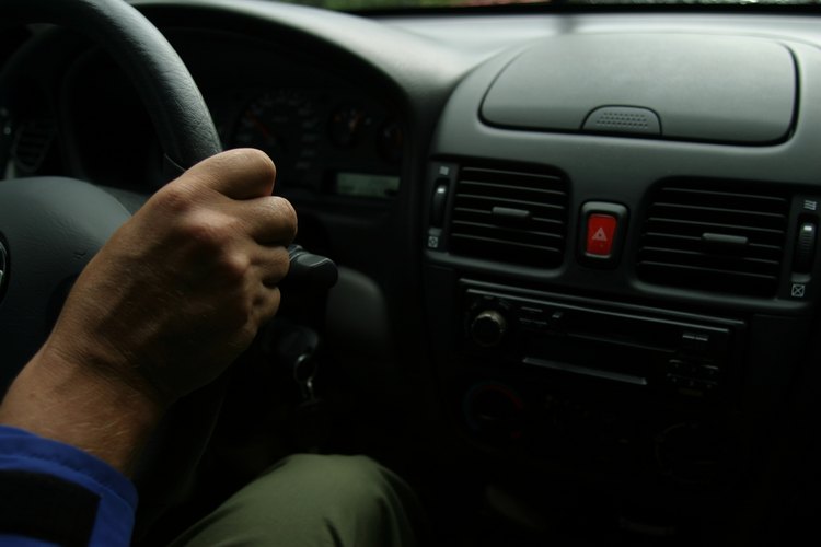 Los motores eléctricos como el que utiliza tu soplador aumenta o disminuye con la tensión de entrada.