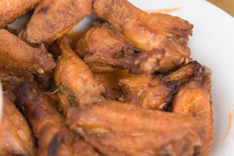 Las alas de pollo crujientes son una delicia para la cena.