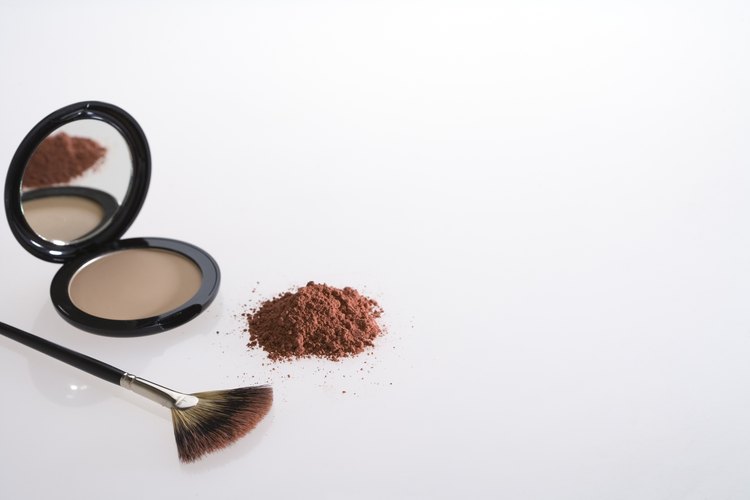 Tanto el polvo volátil como el compacto son productos de maquillaje útiles y ofrecen acabados hermosos.