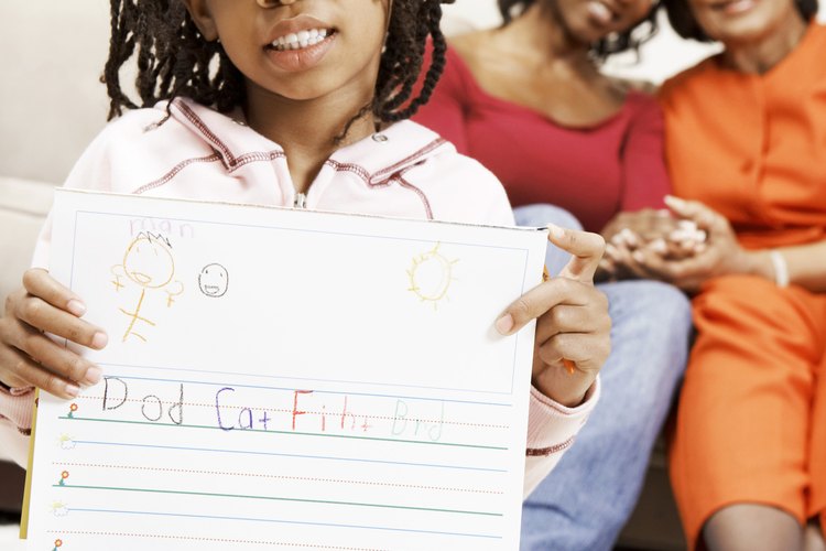 Los niños comienzan a escribir con habilidad alrededor de los 6 años.