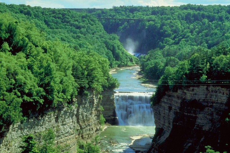 Las aguas se precipitan desde las cataratas medias en el parque estatal Letchworth State Park.