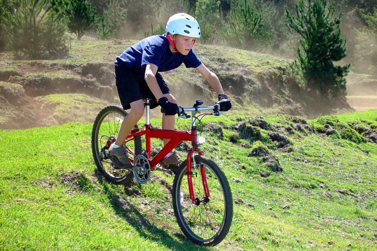 Al utilizar bicicleta de montaña, asegúrate de que tus hijos usen casco de protección adecuado.