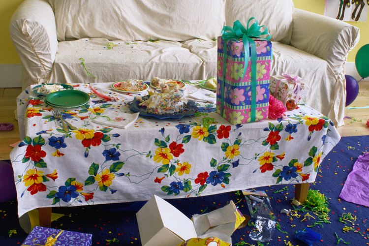 Usa una pancarta para decorar una fiesta de cumpleaños.