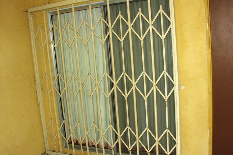 Una puerta de seguridad para una puerta de vidrio corrediza ayuda a cuidar tu casa de ladrones.