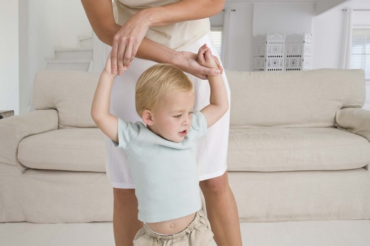 Los juegos físicos desarrollan el control muscular de tu niño.