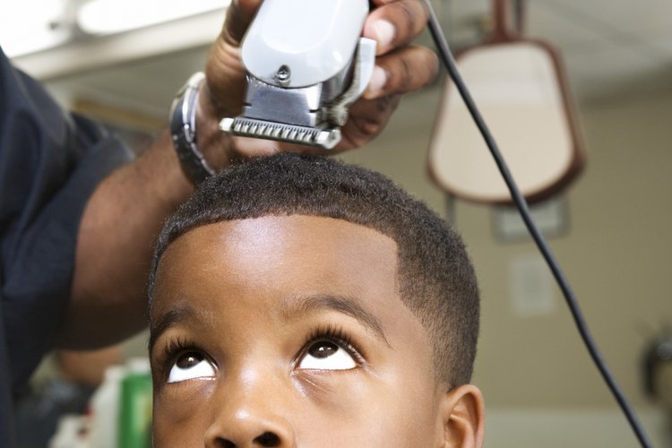 Rapar a un niño es un corte de pelo práctico.