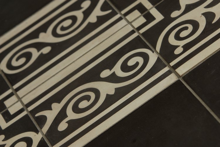 Coloca azulejos con mosaicos a tu elección en tu nueva mesada de la cocina.