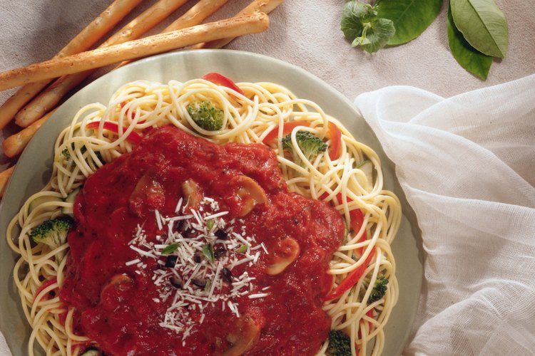 A menudo los panes grisines se sirven junto con los platos de pasta.