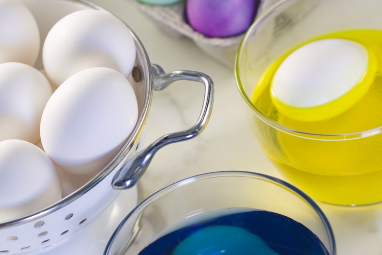 Puedes teñir malvaviscos casi de la misma manera que los huevos.