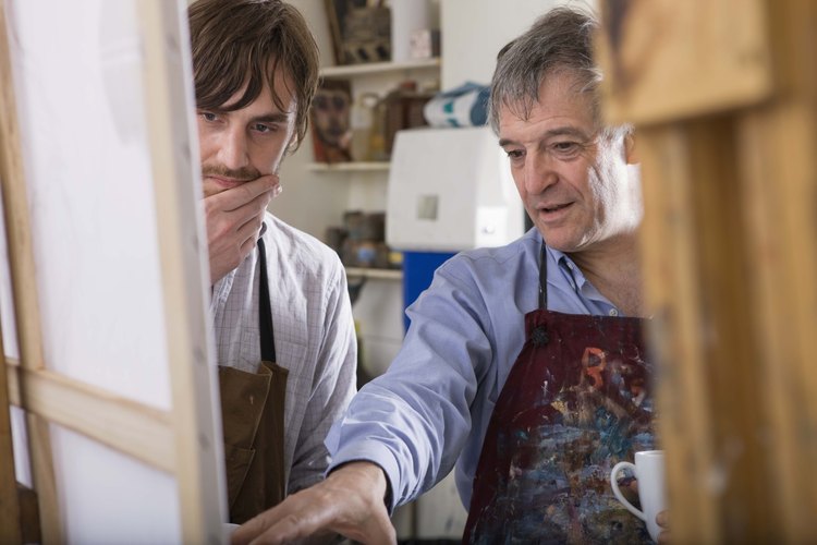 Es común que los artistas que trabajan con vidrio necesiten pegarlo.