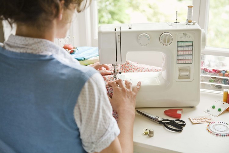 Achicar una blusa es una modificación relativamente simple, incluso para un principiante.