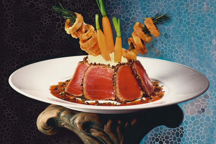 El atún es un pescado de carne oscura y debe condimentarse con estragón o romero.