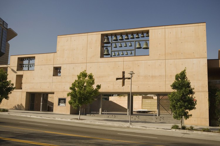 Exterior de una iglesia moderna.