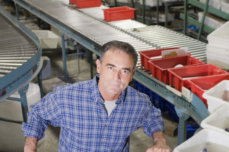 Los empleos en la industria ligera típicamente conllevan una producción que no requiere maquinaria pesada.