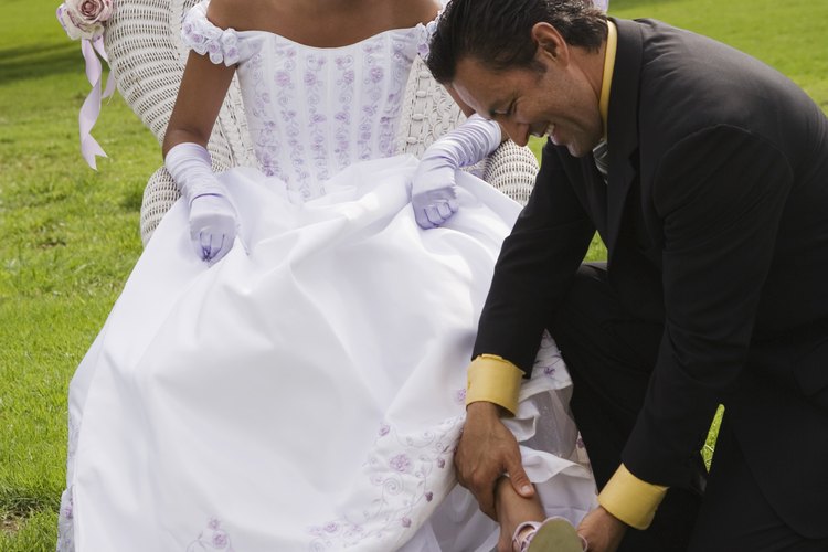 El cambio de zapatos planos por unos de tacón alto es una tradición en las fiestas de quince años.
