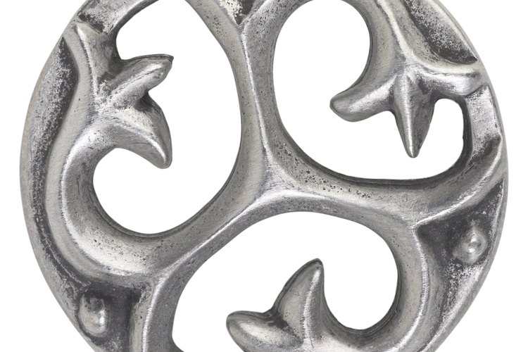 La plata, como esta pieza de joyería, es un ejemplo de metal de transición.