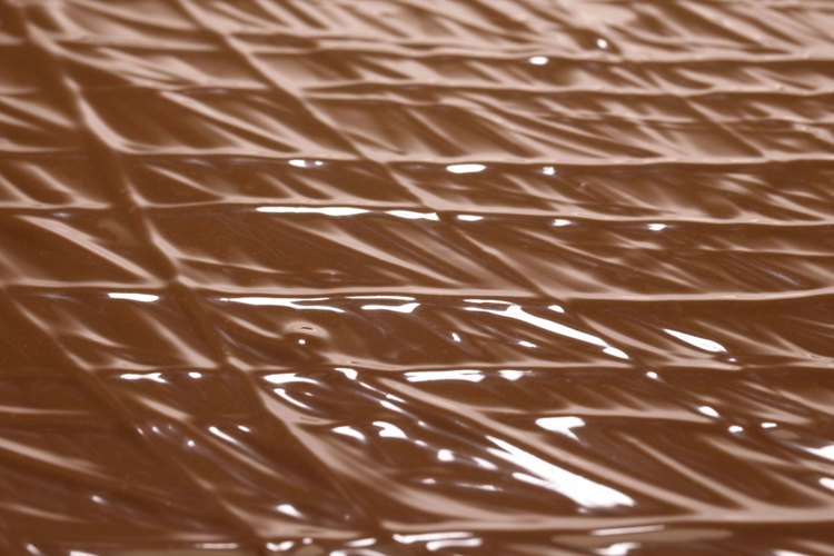 Las serigrafías de manteca de cacao permiten decorar chocolates y pasteles con diseños personalizados comestibles.