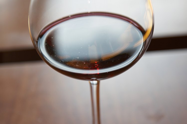 El vino tinto toma su color de las pieles de las uvas.