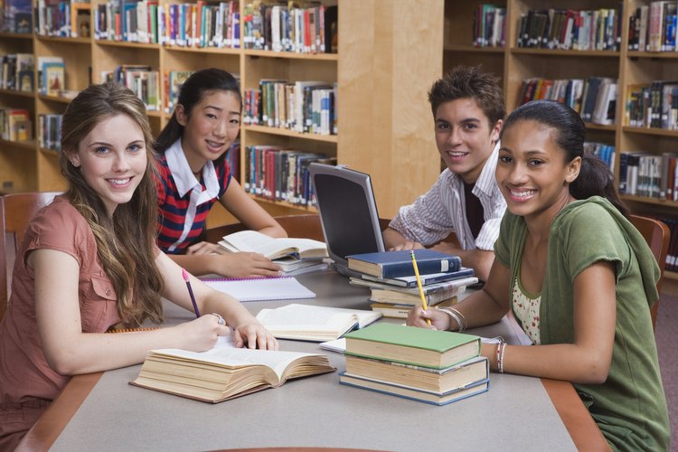 Ver a sus compañeros disfrutar de la lectura puede alentar a los adolescentes a hacer lo mismo.