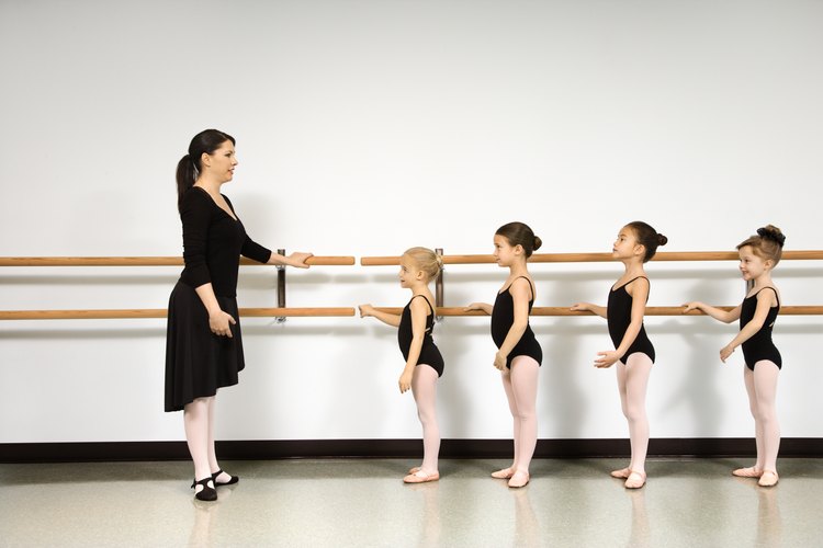La mayoría de los estudios de ballet tienen barras empotradas en la pared; pero por cuestiones de espacio, éstas son imprácticas para usar en casa.