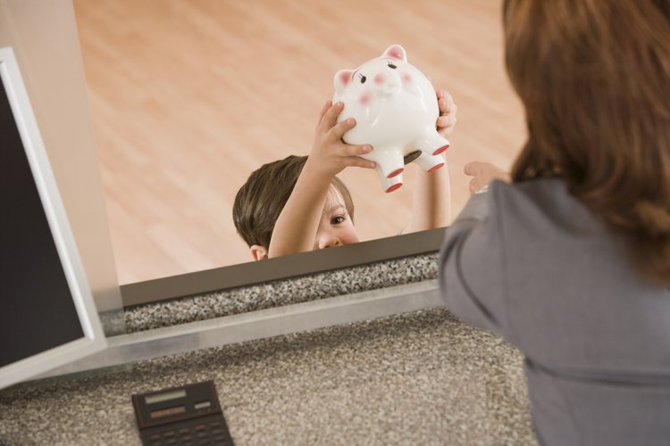 Enséñale a tu hijo a ahorrar al menos parte de su mesada.