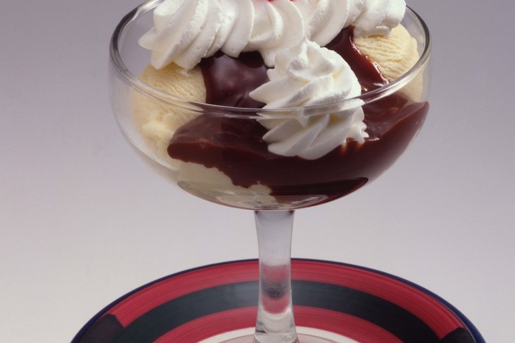 Adorna los postres dulces con crema batida.