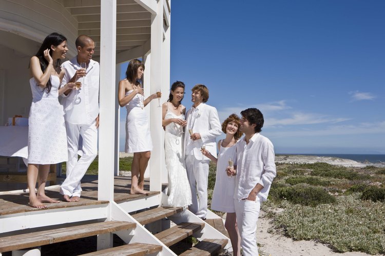 Los hombres pueden usar algo casual pero apropiado para una boda en la playa.