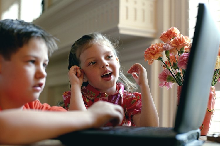 Dentro de las actividades de prevención del delito pueden incluirse actividades para que los niños aprendan que no pueden confiar en todas las personas que se presentan en Internet.