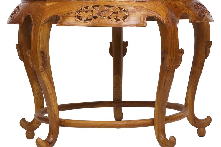 Puedes arreglar las patas de tu mesa de madera para que vuelva a verse como nueva.