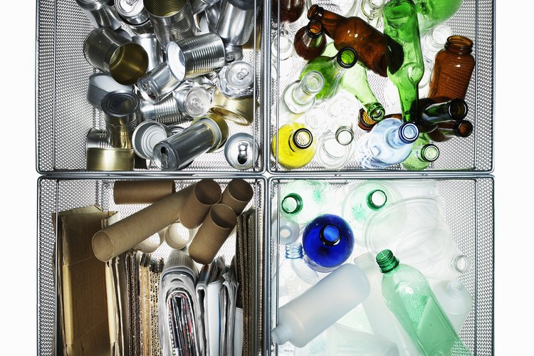 El reciclaje reduce el consumo excesivo de recursos naturales.