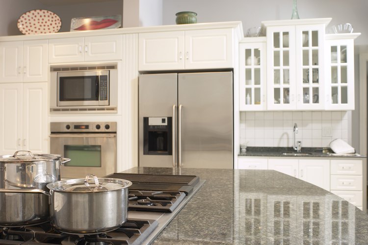 Siempre el blanco es un color seguro para combinar con las superficies de acero inoxidable de la cocina.