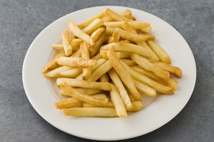 Puedes improvisar un rebanador de papas a la francesa con objetos que tienes en la cocina.