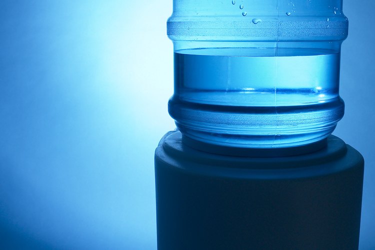 Limpia tu dispensador de agua fácilmente con vinagre.