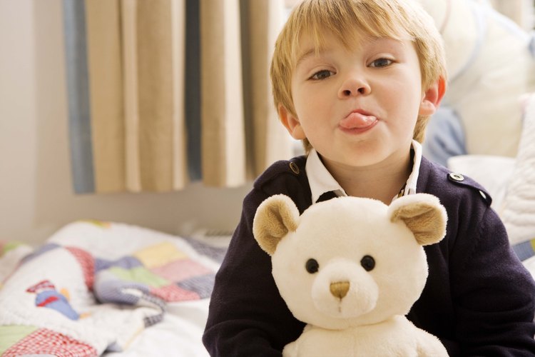 Establece un buen ejemplo para que tu hijo sepa que valoras los modales apropiados.