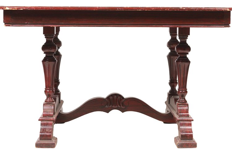 Cómo limpiar una mesa de madera de caoba.