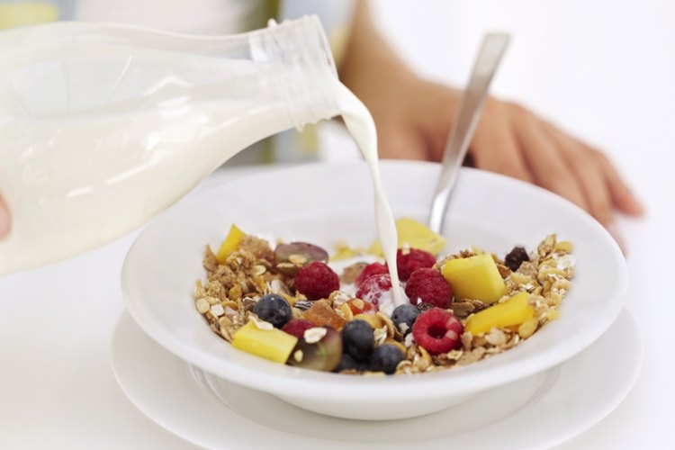 Cereal entero, fruta fresca y leche semidescremada o leche de soja son populares ingredientes de desayunos bajos en calorías.