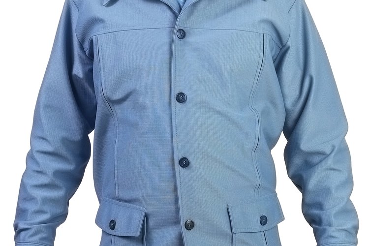 Trajes, corbatas y camisas son algunas de las prendas hechas de poliéster.