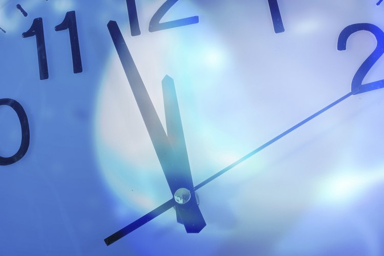 Si el reloj a cuerda tiene un péndulo, girando la tuerca de puntuación en la parte inferior del mismo hacia la izquierda, disminuye la velocidad de reloj.