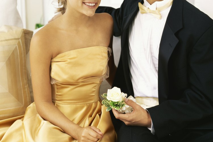 Un corsage y un boutonniere son diferentes ligeramente en estilo.