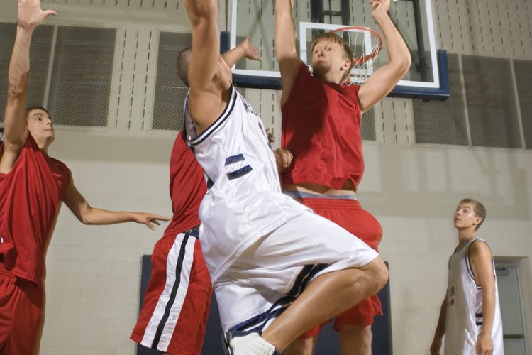 Tu hijo podría estar más motivado a jugar un deporte de equipo, como el baloncesto.