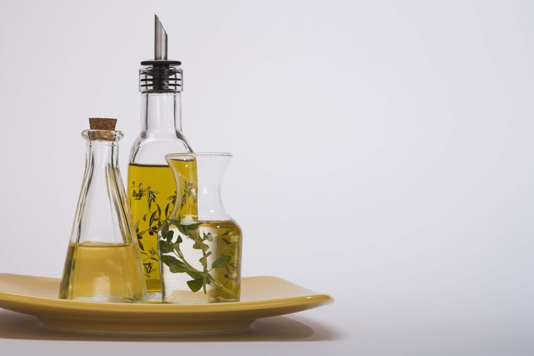 El aceite de oliva puede aliviar la otitis de tu mascota.